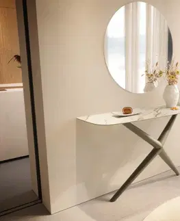 Konzolové stolíky DELIFE Konzolový stolík Edge zaoblený tvar 140×40 cm keramika Calacatta Luxe bielo-zlato-šedá Estelo kov titánová farba