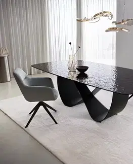 Jedálenské stoly DELIFE Jedálenský stôl Edge zaoblený 240x120 reliéfne sklo dymovo čierna 3D dizajn Infinity kov čierna