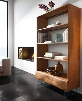 Voľne stojace knižnice DELIFE Policový systém New Live-Edge 115x150 cm akácia prírodná 2 zásuvky sklenená podstava závesný