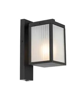 Vonkajsie svetlo so senzorom Vonkajšia nástenná lampa čierna s rebrovaným sklom a senzorom súmraku - Charlois