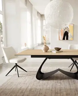 Jedálenské stoly DELIFE Jedálenský stôl Edge 180-220x100 keramika Laminam® piesková dubová farba podstava v tvare W čierna rozkladací