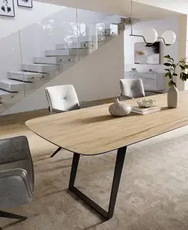 Jedálenské stoly DELIFE Jedálenský stôl Edge zaoblený 300×120 cm keramika Laminam® sabbia v dubovej farbe kovová šikmá čierna