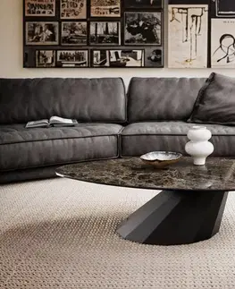 Konferenčné stolíky DELIFE Konferenčný stolík Edge organický 140x76 cm keramika Laminam® Emperador Extra Lucidato tmavohnedá Parabi kov čierna