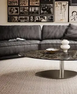 Konferenčné stolíky DELIFE Konferenčný stolík Edge organický 140x76 cm keramika Laminam® Emperador Extra Lucidato tmavohnedá Vibany nerezová oceľ kefovaná