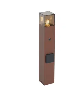 Zahradne stlpove lampy Priemyselný vonkajší stĺpik hrdzavo hnedej farby s dymovým sklom 50 cm so súmrakovým senzorom - Dánsko