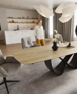 Jedálenské stoly DELIFE Jedálenský stôl Edge zaoblený tvar 240-300×120 cm keramika Laminam® sabbia dubová farba Infinity kov čierna rozkladací