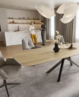 Jedálenské stoly DELIFE Jedálenský stôl Edge zaoblený tvar 240-300×120 cm keramika Laminam® sabbia v dubovej farbe krížová podstava pravouhlý nerezová oceľ grafit rozkladací