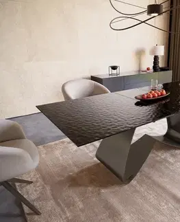 Jedálenské stoly DELIFE Jedálenský stôl Edge 180-220x100 reliéfne sklo dymovo čierna 3D dizajn podstava v tvare W efektová povrchová úprava titán rozkladací