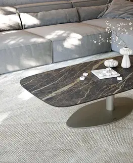Konferenčné stolíky DELIFE Konferenčný stolík Edge zaoblený 140x80 cm keramika Laminam® Noir Desir hnedá Vibany kov efektové prevedenie titánová farba