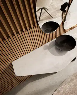 Konzolové stolíky DELIFE Konzolový stolík Edge polygonálny 180×50 cm keramika onyx šampanské Spios kov titánová farba efekt
