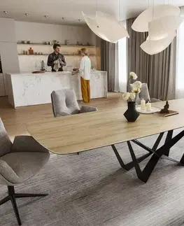 Jedálenské stoly DELIFE Jedálenský stôl Edge zaoblený tvar 240-300×120 cm keramika Laminam® sabbia dubová farba pavúk plochá oceľ čierna rozkladací
