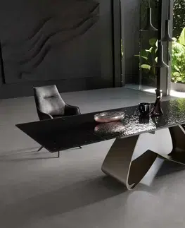 Jedálenské stoly DELIFE Jedálenský stôl Edge 200-300x100 reliéfne sklo dymovo čierna 3D dizajn podstava v tvare W efektový povrch titán rozkladací