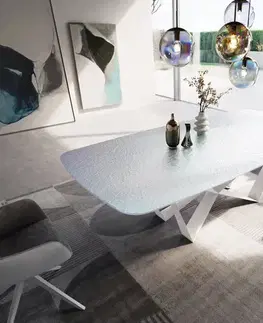 Jedálenské stoly DELIFE Jedálenský stôl Edge zaoblený tvar 240x120 cm reliéfne sklo perleťová 3D dizajn Spider kov biela