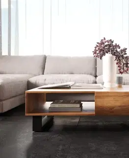 Konferenčné stolíky DELIFE Konferenčný stolík New Live-Edge 115x60 cm akácia prírodná 2 zásuvky 1 priehradka kovová tenká podstava čierna
