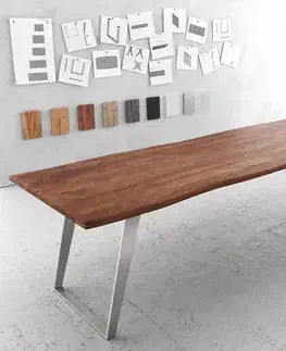 Jedálenské stoly DELIFE Jedálenský stôl Edge 300x100 cm akácia hnedá nerezová oceľ strieborná skosený Live-Edge
