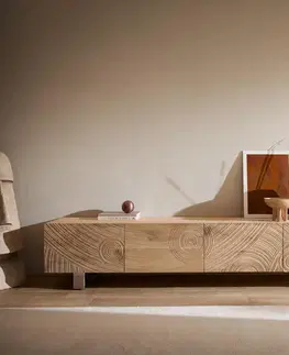 Televízne stolíky DELIFE TV stolík Ashara 220 cm dub prírodný 3D efekt 4 dvierka tenká podstava nerezová oceľ kefovaná