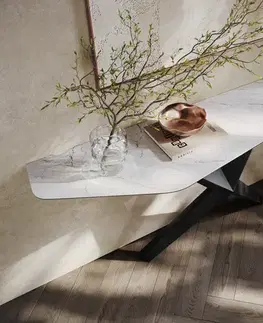 Konzolové stolíky DELIFE Konzolový stolík Edge polygonálny 180×50 cm keramika Laminam® Statuarietto biela Zentharo kov čierna