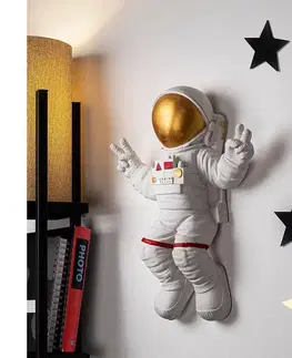 Obrazy  Nástenná dekorácia 47x35 cm astronaut zlatá 565TNL1171