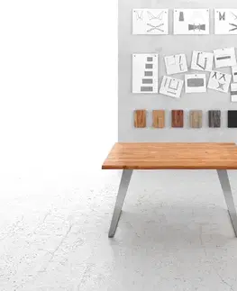 Jedálenské stoly DELIFE Jedálenský stôl Edge 140x90 cm akácia prírodná nerezová oceľ strieborná skosený Live-Edge