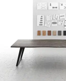 Jedálenské stoly DELIFE Jedálenský stôl Edge 260x100 akácia platinová kov šikmý Live-Edge