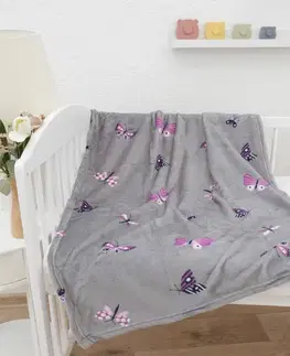 Deky MKLozkoviny.sk Detská deka do postieľky mikroplyš Exclusive 80 × 100 cm – Motýliky sivé