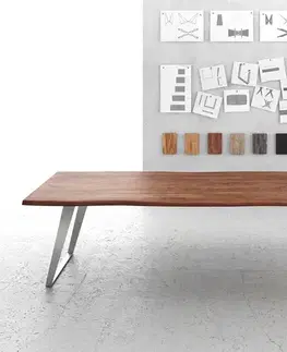 Jedálenské stoly DELIFE Jedálenský stôl Edge 300x100 cm akácia hnedá nerezová oceľ strieborná skosený Live-Edge