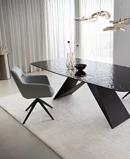 Jedálenské stoly DELIFE Jedálenský stôl Edge oválny 240x120 reliéfne sklo dymovo čierna 3D dizajn podstava v tvare V plochá oceľ čierna