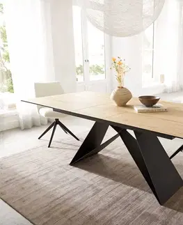 Jedálenské stoly DELIFE Jedálenský stôl Edge 180-220x100 keramika Laminam® sabbia v dubovej farbe podstava v tvare V plochá oceľ čierna rozkladací