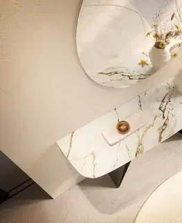 Konzolové stolíky DELIFE Konzolový stolík Edge zaoblený tvar 140×40 cm keramika Calacatta Luxe bielo-zlato-šedá Velio kov titánová farba