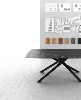 Jedálenské stoly DELIFE Jedálenský stôl Edge zaoblený tvar 200x100 cm Laminam® keramika Noir Desir hnedá stredová podstava krížová čierna