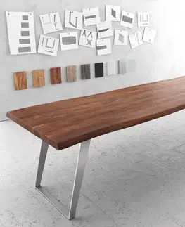 Jedálenské stoly DELIFE Jedálenský stôl Edge 300x100 cm XL akácia hnedá nerezová oceľ strieborná skosený Live-Edge