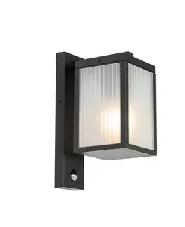 Vonkajsie svetlo so senzorom Vonkajšia nástenná lampa čierna s rebrovaným sklom a senzorom pohybu - Charlois