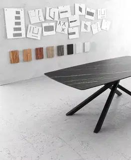 Jedálenské stoly DELIFE Jedálenský stôl Edge zaoblený tvar 200x100 cm Laminam® keramika Noir Desir hnedá stredová podstava krížová čierna