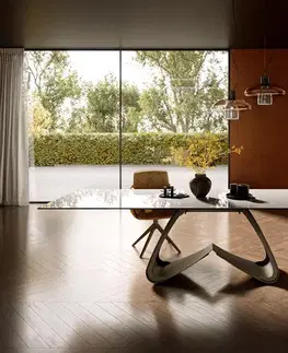 Jedálenské stoly DELIFE Jedálenský stôl Edge 300×100 cm keramika onyx šampanské podstava v tvare W kov titánová farba