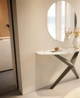 Konzolové stolíky DELIFE Konzolový stolík Edge polygonálny 140×50 cm keramika Calacatta Luxe bielo-zlato-šedá Zentharo kov titánová farba