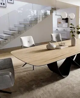 Jedálenské stoly DELIFE Jedálenský stôl Edge zaoblený 300×120 cm keramika Laminam® sabbia v dubovej farbe Infinity kov čierna