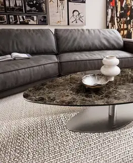 Konferenčné stolíky DELIFE Konferenčný stolík Edge organický 140x76 cm keramika Laminam® Emperador Extra Lucidato tmavohnedá Vibany nerezová oceľ kefovaná