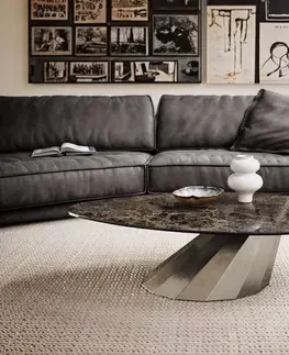 Konferenčné stolíky DELIFE Konferenčný stolík Edge organický 140x76 cm keramika Laminam® Emperador Extra Lucidato tmavohnedá Parabi nerezová oceľ kefovaná