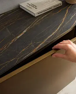 Komody DELIFE Komoda Kazu 220 cm metalická zlatá 4 dvierka akrylová podstava keramika Laminam®Noir Desir hnedá