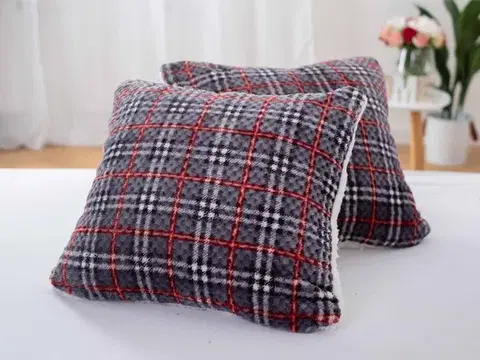 Dekoračné obliečky MKLozkoviny.sk Baránková obliečka na vankúš mikroplyš 45 × 45 cm - Káro červené (2 ks)-  -