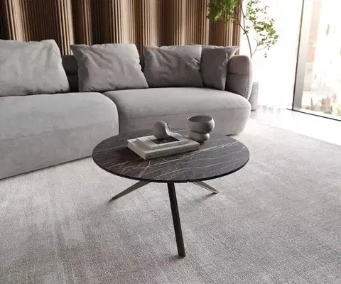 Konferenčné stolíky DELIFE Konferenčný stolík Delron 70x70 cm keramika Laminam®Noir Desir hnedá kovová krížová podstava plochý kov titanový efekt