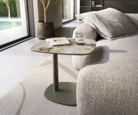 Odkládací stolky DELIFE Konferenčný stolík Edge zaoblený tvar 50×50 cm keramika Patagonia leštená Eleny kov titánová farba