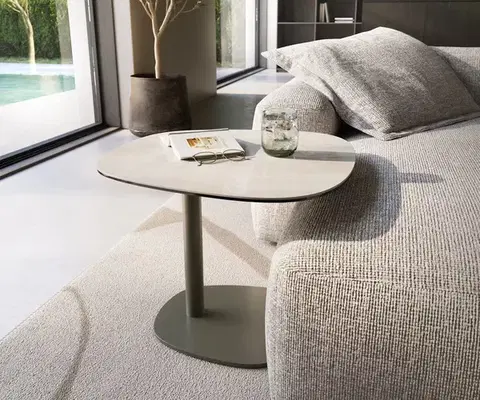 Odkládací stolky DELIFE Konferenčný stolík Edge zaoblený tvar 60×60 cm keramika onyx champagne Eleny kov titánová farba