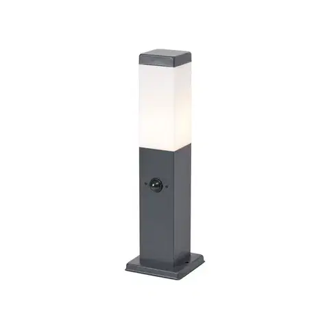 Zahradne stlpove lampy Vonkajšia lampa tmavosivá s opálovým sklom 45 cm IP44 so zásuvkou a snímačom pohybu - Malios