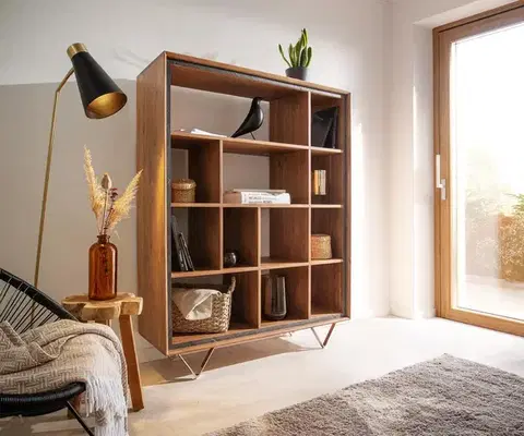 Voľne stojace knižnice DELIFE Skriňa Stonegrace 115x150 akácia prírodná 12 priehradiek kamenná dyha podstava v tvare V