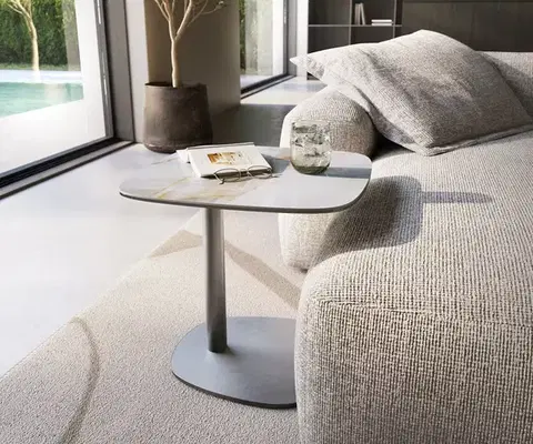 Odkládací stolky DELIFE Konferenčný stolík Edge zaoblený tvar 50×50 cm keramika onyx perla Eleny nerezová oceľ kefovaná