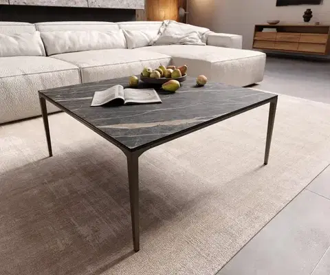 Konferenčné stolíky DELIFE Konferenčný stolík Levente 85x85 cm keramika Laminam® Noir Desir hnedá podstava kov titánová farba