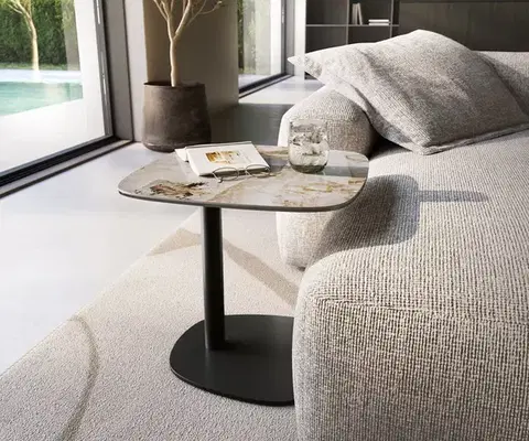 Odkládací stolky DELIFE Konferenčný stolík Edge zaoblený tvar 50×50 cm keramika Patagonia leštená Eleny kov čierna