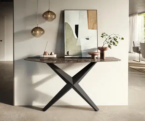 Konzolové stolíky DELIFE Konzolový stolík Edge polygonálny 140×50 cm keramika emperador extra leštená tmavohnedá Zentharo kov čierna