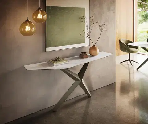 Konzolové stolíky DELIFE Konzolový stolík Edge polygonálny 180×50 cm keramika onyx perla Zentharo kov titánová farba